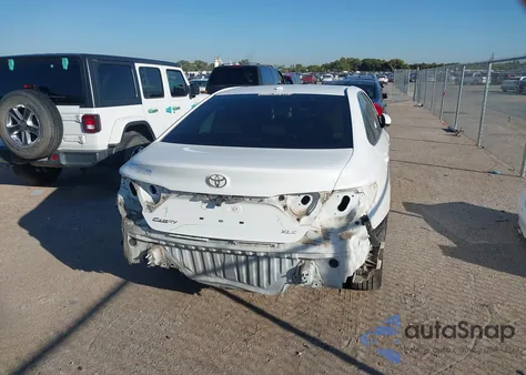 2015 Toyota Camry Xle z USA, uszkodzony, nr VIN 4T4BF1FK1FR474371